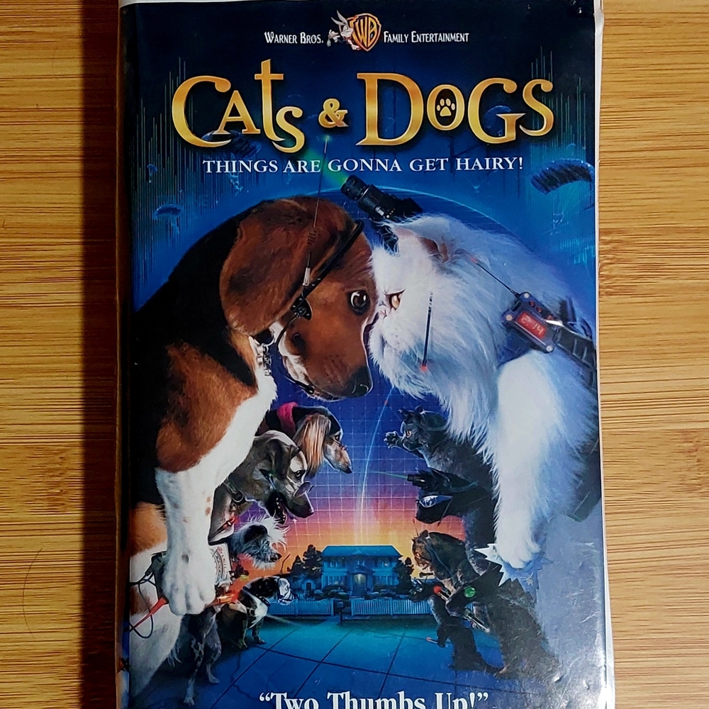 Cats & Dogs VHS 21253, Vintage Warner Bros. Family Entertainment